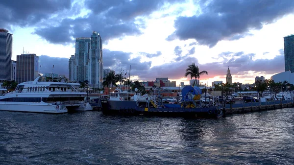 Lyxyacht på Miami Bayside - Port Miami - MIAMI, USA APRIL 10, 2016 — Stockfoto
