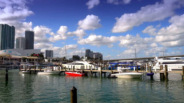Widok na Miami Bayside - MIAMI, USA 10 kwietnia 2016 — Zdjęcie stockowe