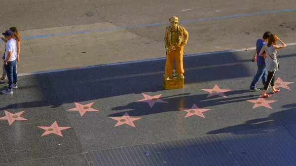 A csillagok a Walk of Fame - kilátás Hollywood és Highland Center - LOS ANGELES, CALIFORNIA - Április 21, 2017 - utazási fotózás — Stock Fotó