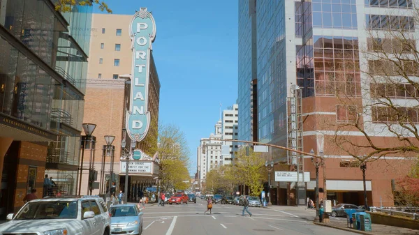 Portland Downtown street view - PORTLAND, OREGON - APRIL 16, 2017 - travel photography — Stock Photo, Image