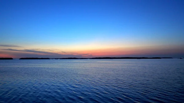 Прекрасный вечер у океана - спокойная вода — стоковое фото