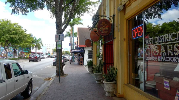 Walking through Calle Ocho in Little Havana Miami - MIAMI, USA APRIL 10, 2016 — Stock Photo, Image