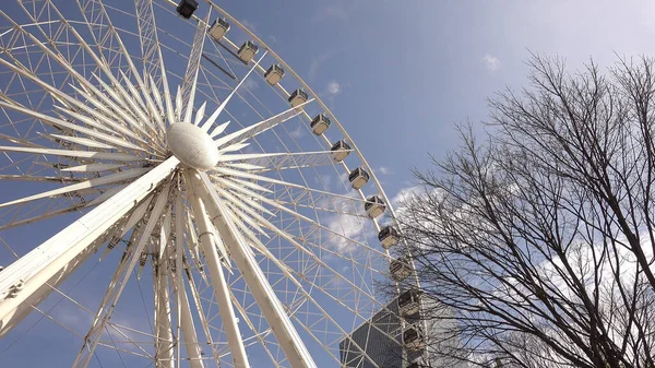 Skyview Atlanta Ferris Wheel no Centennial Olympic Park - ATLANTA, EUA - 20 de abril de 2016 — Fotografia de Stock