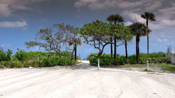 Praia de areia branca em South Beach Miami - MIAMI, EUA 10 de abril de 2016 — Fotografia de Stock