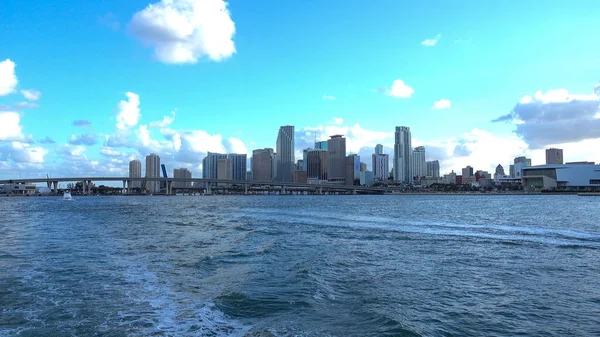 El hermoso horizonte del centro de Miami —  Fotos de Stock