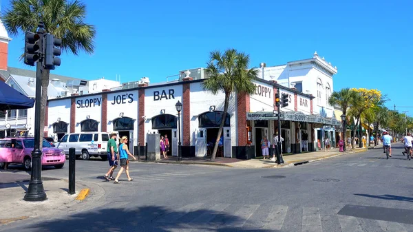 Famosa Duval Street em Key West - KEY WEST, EUA - 12 de abril de 2016 — Fotografia de Stock