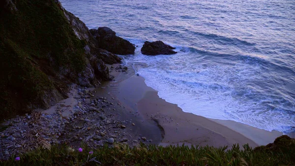 Akşamları Big Sur 'daki Pasifik sahili. Seyahat fotoğrafçılığı. — Stok fotoğraf