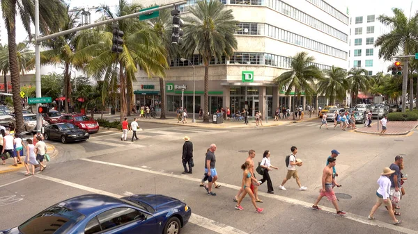 Esquina de la calle - personas cruzando la calle en Miami Beach - MIAMI, EE.UU. 10 DE ABRIL DE 2016 — Foto de Stock