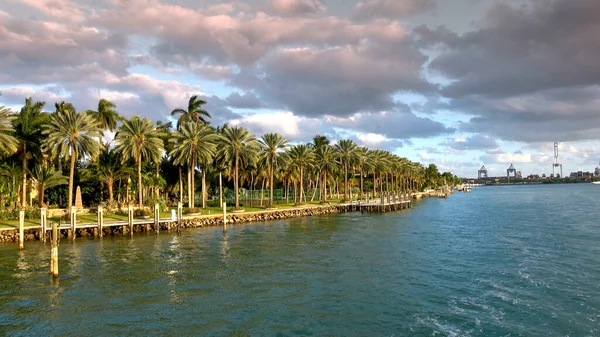 Piękne wyspy wokół Miami z ekskluzywnymi rezydencjami gwiazd — Zdjęcie stockowe