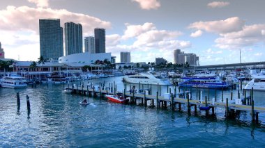 Miami Downtown 'daki güzel Bayside Bölgesi - MIAMI, ABD 10 Nisan 2016