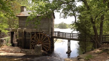 Stone Mountain Ulusal Parkı ormanında küçük bir değirmen.