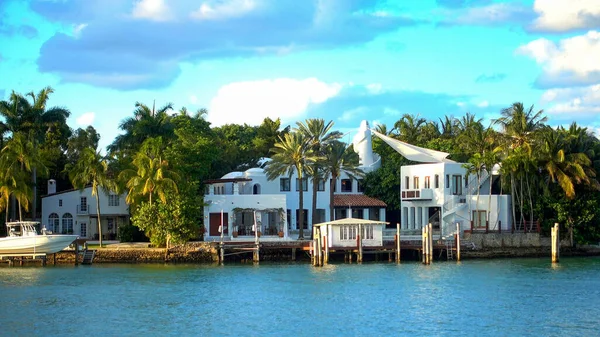 Villa de lujo de la cantante colombiana Shakira en Miami - MIAMI, EE.UU. 10 DE ABRIL DE 2016 —  Fotos de Stock