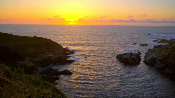 Maravilhoso pôr do sol sobre o Oceano Pacífico - viagens de fotografia — Fotografia de Stock