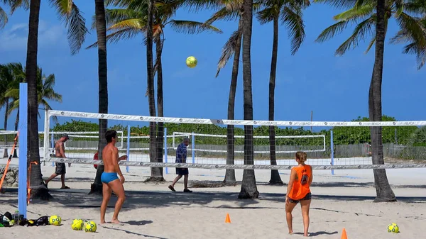 Volleyball de plage à South Beach - MIAMI. États-Unis - 10 AVRIL 2016 — Photo