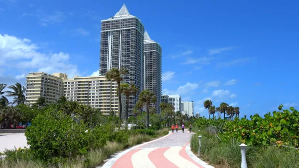 Torres de diamante com condomínios em Miami Beach - MIAMI, EUA 10 de abril de 2016 — Fotografia de Stock