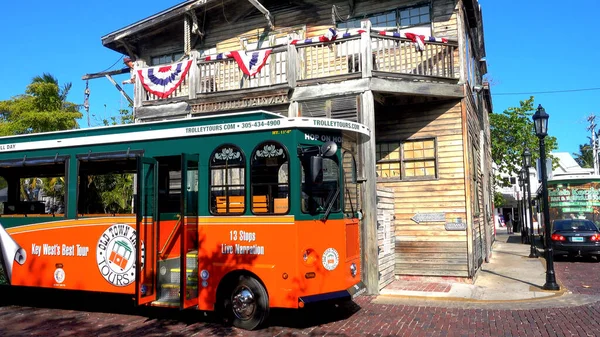 Passeios de Trolley ônibus de turismo em Key West - KEY WEST, EUA - 12 de abril de 2016 — Fotografia de Stock