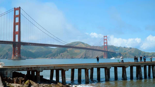 Famous Golden Gate Bridge in San Francisco - θέα από το Crissy Field - San Francisco, CALIFORNIA - 18 Απριλίου 2017 - travel photography — Φωτογραφία Αρχείου