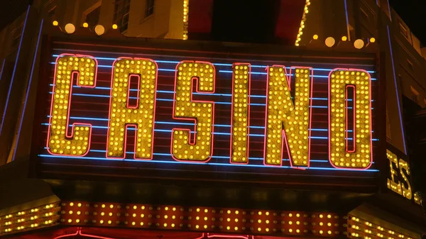 Casino scrittura nel centro di Las Vegas - bella insegna al neon - fotografia di viaggio — Foto Stock