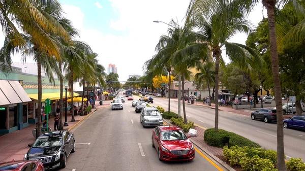Street view on Washingto Avenue in Miami Beach - MIAMI, USA 10 DE ABRIL DE 2016 — Foto de Stock