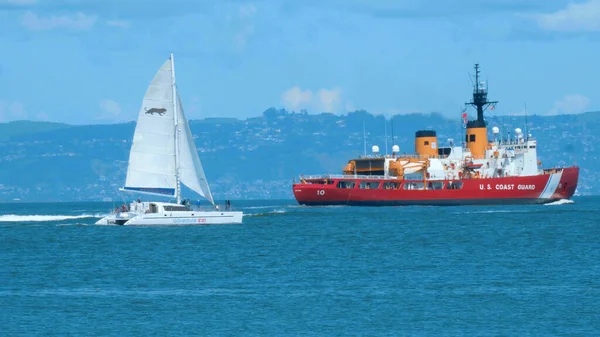 Barco à vela na baía de São Francisco - SAN FRANCISCO, CALIFORNIA - 18 de abril de 2017 - Fotografia de viagem — Fotografia de Stock