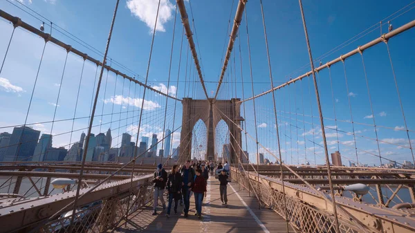 New York 'taki ünlü Brooklyn Köprüsü - New York Şehri, ABD - 2 Nisan 2017