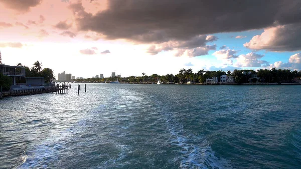Båtresa från Miami Bayside till Miami Beach — Stockfoto