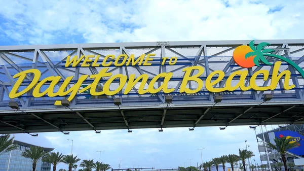 Daytona Beach Welcome sign by day - DAYTONA BEACH, USA - APRIL 14, 2016 — Stock Photo, Image