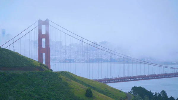 A Ponte Golden Gate em São Francisco na névoa viagens — Fotografia de Stock