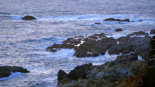 加州-太平洋沿岸的岩石海滩- -旅游摄影 — 图库照片