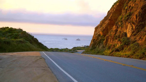 Big Sur Pacific Coastline 1号公路- BIG SUR, CALIFORNIA - APRIL 19, 2017 - travel photography — 图库照片