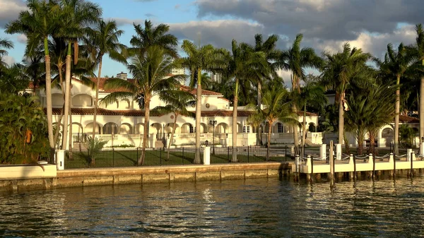 Exclusive mansions on Star Island Miami - MIAMI, USA APRIL 10, 2016 — Stock Photo, Image