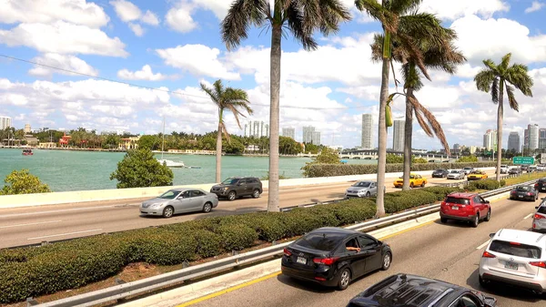 Forgalom a Mc Arthur Causeway hídon Miami Beach felé - MIAMI, USA - Április 10, 2016 — Stock Fotó