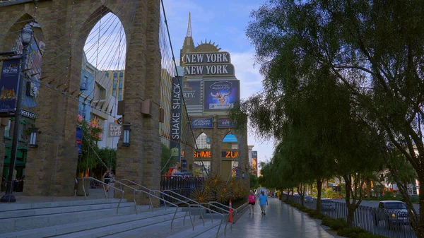 The Sidewalk at New York New York Hotel and Casino in Las Vegas - LAS VEGAS, NEVADA - APRIL 24, 2017 - reisefotografering – stockfoto