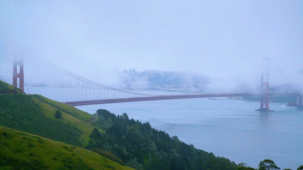 Golden Gate Bridge San Francisco an einem nebligen Tag - Reisefotos — Stockfoto