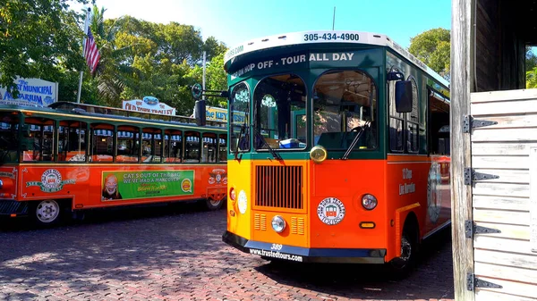 Trolley tours sightseeing bus op Key West - KEY WEST, Verenigde Staten - APRIL 12, 2016 — Stockfoto