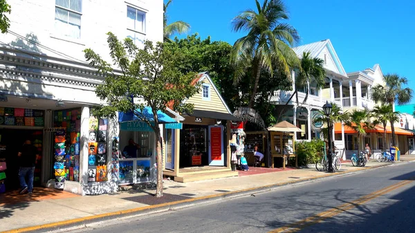 Famosa calle Duval en Key West - KEY WEST, EE.UU. 13 DE ABRIL de 2016 - fotografía de viajes —  Fotos de Stock