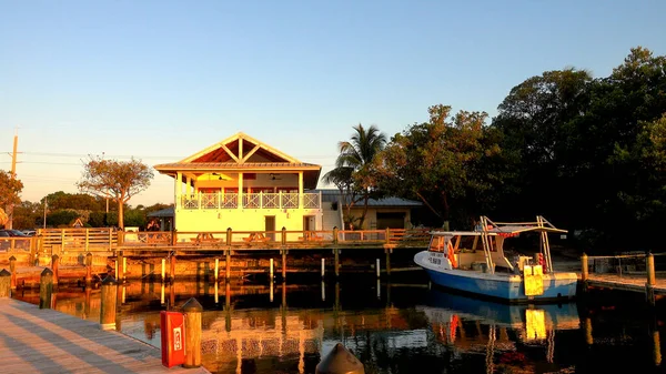 Pequeno cais nas Chaves dos EUA à noite sun- ISLAMORADA, EUA - ABRIL 12, 2016 — Fotografia de Stock