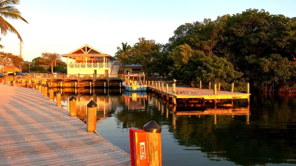 Pequeno cais nas Chaves dos EUA à noite sun- ISLAMORADA, EUA - ABRIL 12, 2016 — Fotografia de Stock