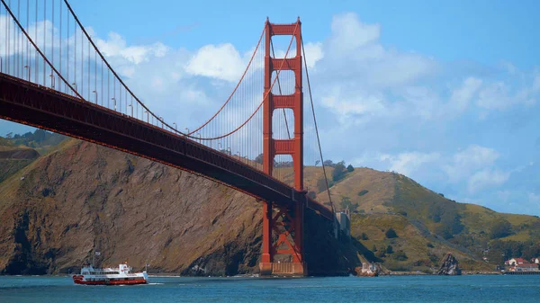 Amazing Golden Gate Bridge in San Francisco on a sunny day - Σαν Φρανσίσκο, ΗΠΑ - 18 Απριλίου 2017 — Φωτογραφία Αρχείου