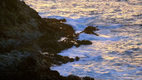 Ondas atingindo a costa rochosa de Big Sur Califórnia - viagens de fotos — Fotografia de Stock