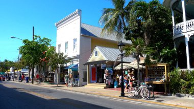 Duval Caddesi 'ndeki Key West tarzı ev - KEY West, ABD Nisan 13, 2016 - seyahat fotoğrafçılığı
