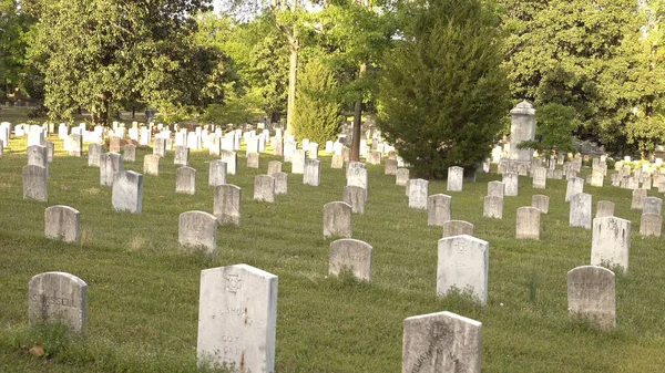 Pietre tombali militari al cimitero di Oakland Atlanta - ATLANTA, USA - 20 APRILE 2016 — Foto Stock