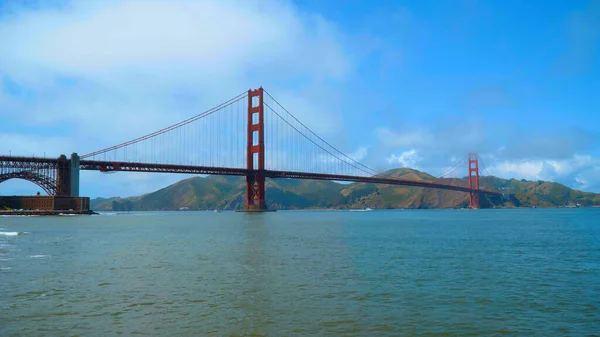 Famous Golden Gate Bridge in San Francisco - θέα από Crissy Fields - ταξιδιωτική φωτογραφία — Φωτογραφία Αρχείου