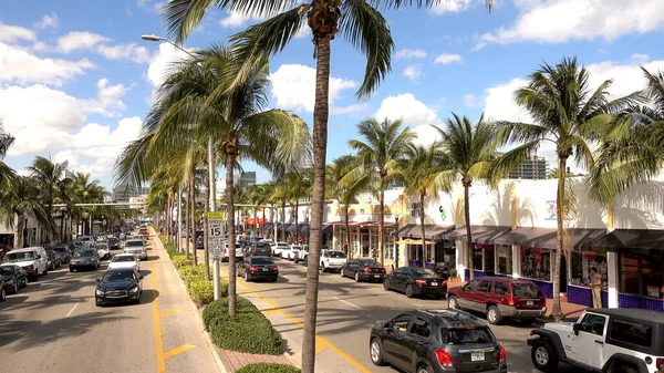 Vista típica de Miami Beach Street - MIAMI, USA 10 DE ABRIL DE 2016 — Foto de Stock