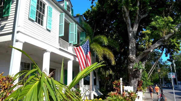 Typische Key West huizen met Amerikaanse vlag - KEY WEST, Verenigde Staten - APRIL 12, 2016 — Stockfoto