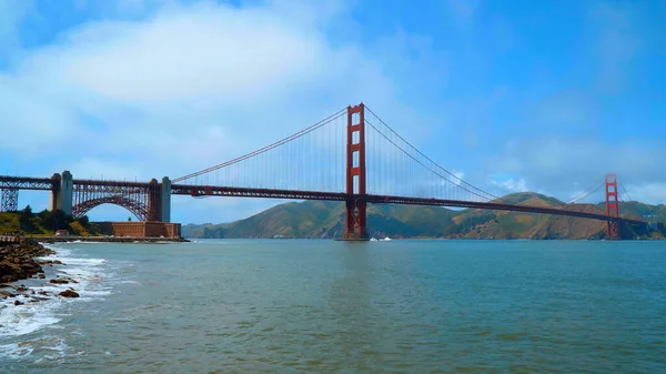Famous Golden Gate Bridge in San Francisco - θέα από Crissy Fields - ταξιδιωτική φωτογραφία — Φωτογραφία Αρχείου