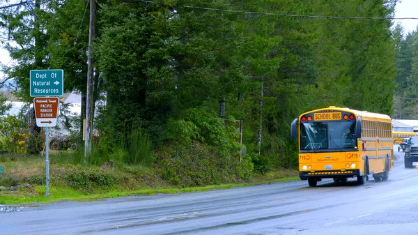 Autocarro escolar na cidade de Forks - FORKS, WASHINGTON - 13 de abril de 2017 - Fotografia de viagem — Fotografia de Stock