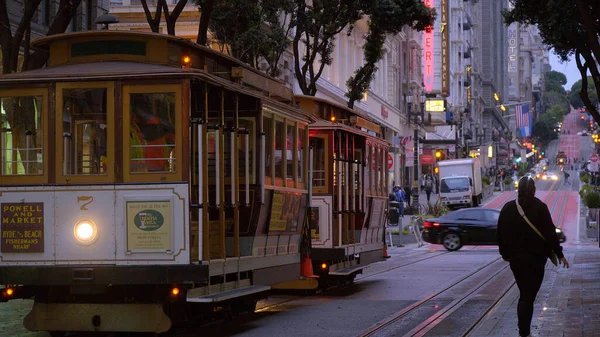 Cable Car in San Francisco in the evening - SAN FRANCISCO, CALIFORNIA - APRIL 18, 2017 - travel photography — Stock Photo, Image