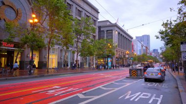 San Francisco 'daki Market Caddesi - SAN FRANCISCO, CALIFORNIA - 18 Nisan 2017 - Seyahat fotoğrafçılığı