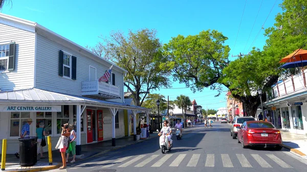 Vista de la calle Key West en un día soleado - KEY WEST, EE.UU. - 12 DE ABRIL DE 2016 —  Fotos de Stock